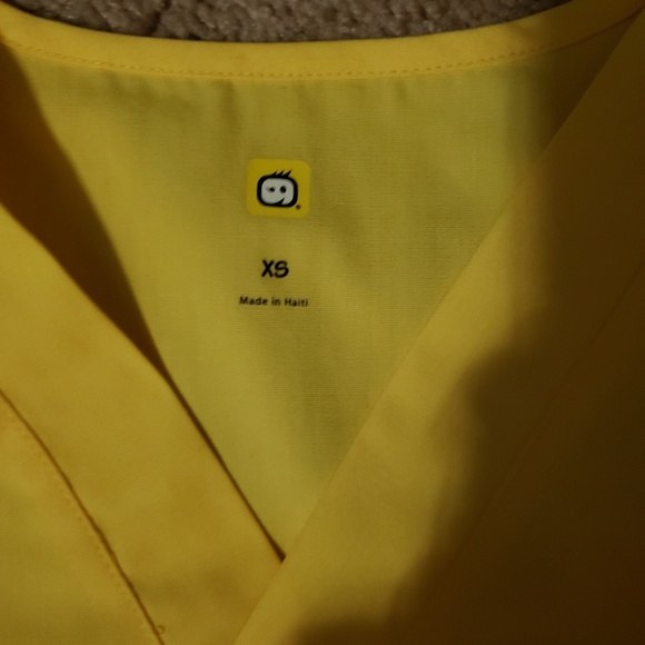 💛Scrub top💛 - Picture 2 of 4